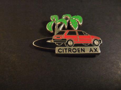 Citroën AX kleine personenwagen (op weg langs palmboom)